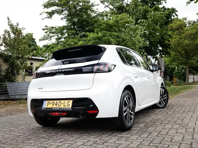 Peugeot 208 1.2 PureTech 100 Allure 1e-Eig. & Dealer-Onderh. BOVAG-Garantie. NL-Auto.