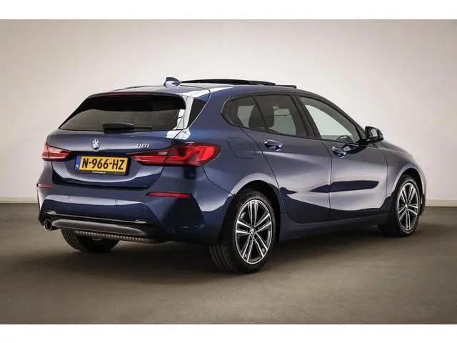 BMW 1-serie 118i Business Edition | SPORT LINE | PANORAMADAK | SPORTSTOELEN | DAB | APPLE