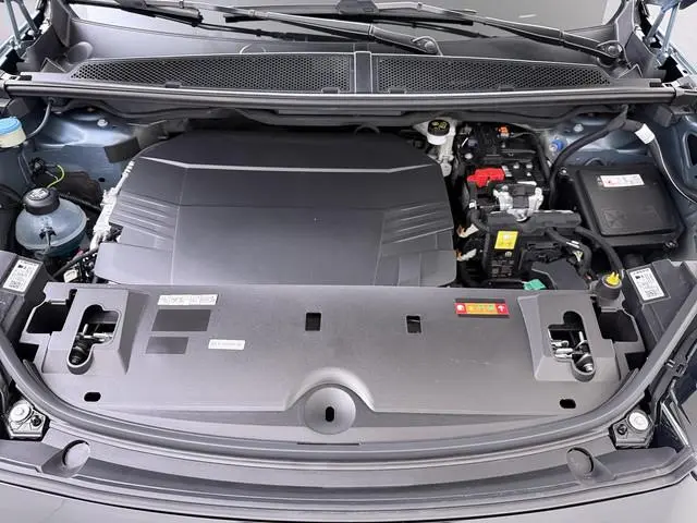 Peugeot e-5008