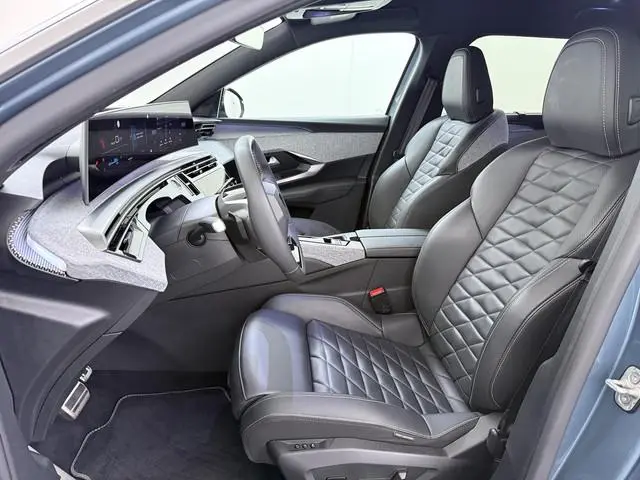 Peugeot e-5008