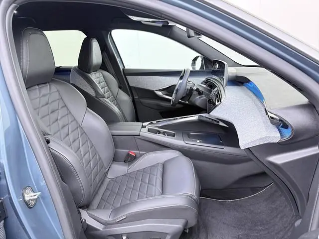 Peugeot e-5008