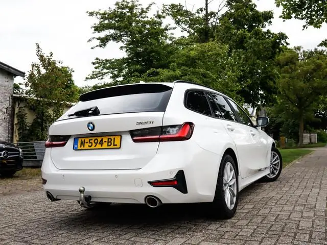 BMW 3-serie Touring 320i Business Edition 1e-Eig. & Dealer-Onderh. BOVAG-Garantie. NL-Auto.