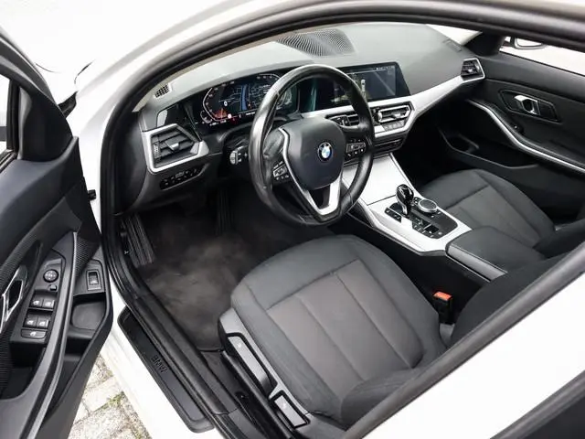 BMW 3-serie Touring 320i Business Edition 1e-Eig. & Dealer-Onderh. BOVAG-Garantie. NL-Auto.