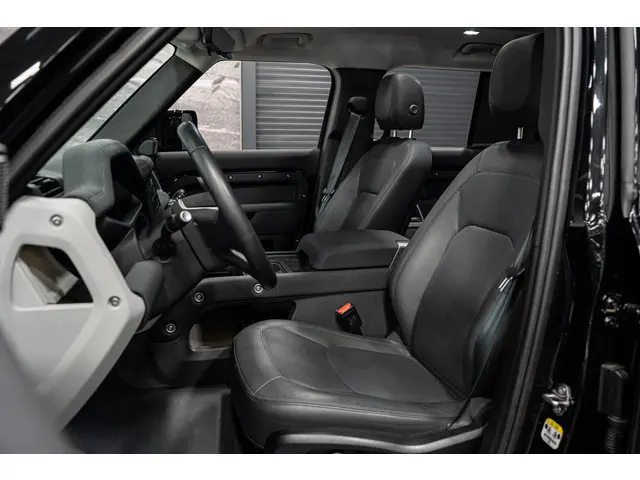 Land Rover Defender 110 2.0 P400e Hybrid XS Edition *Luchtvering / Panorama / Stoelventilatie / Meri...