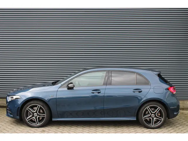 Mercedes-Benz A-klasse 250 e AMG Limited Panoramdak Sfeerverlichting Leer/Alcantara