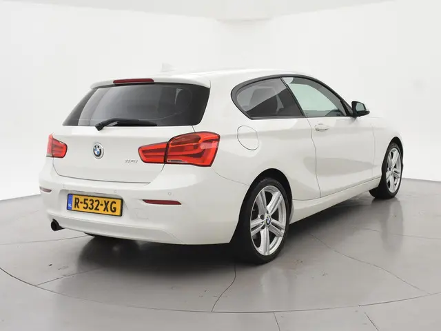 BMW 1-serie 118i 3-DEURS + LEDER | SPORTSTOELEN | STOELVERW. | 18 INCH