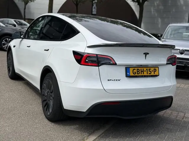 Tesla Model Y RWD 58 kWh UNIEK!| |VAN €35.900:,- VOOR: 32.877,- UW WKVOORDEEL: 3.023,- | STOEL + STU...