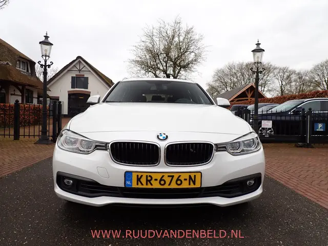 BMW 3-serie Touring 320i High-Exe / NAVI / 18'' / SPORTLEER / BLUETOOTH / VOORSTOELEN VERWARMD