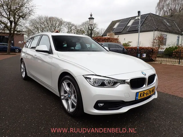 BMW 3-serie Touring 320i High-Exe / NAVI / 18'' / SPORTLEER / BLUETOOTH / VOORSTOELEN VERWARMD