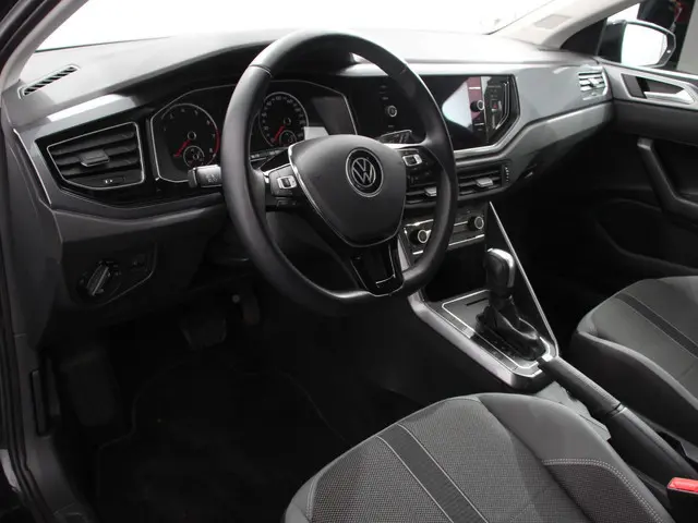 Volkswagen Polo 1.0 TSI 110pk Highline | Navigatie | Apple Carplay/Android Auto | Parkeersensoren | Stoelverwarming | Ledverlichting | Getinte ramen | Climate Control