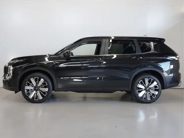 Mitsubishi Outlander 2.4 PHEV First Edition | Head up | 20 inch | Direct leverbaar | 8 jaar garantie | Rijklaarprijs | Boostactie €1.000 korting