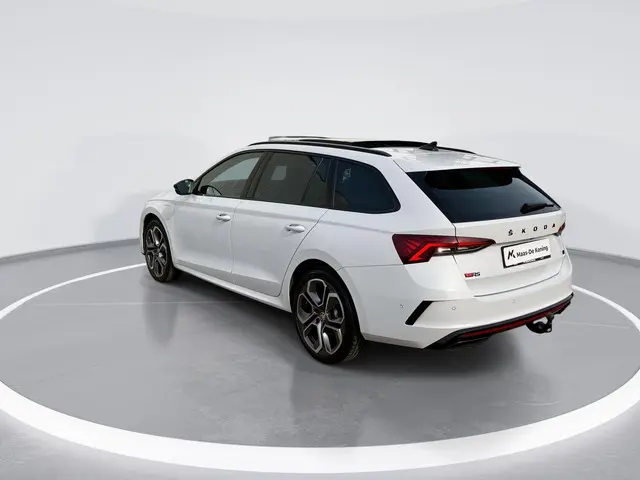 Skoda Octavia Combi RS 1.4TSI 180kW/245PK DSG · Panoramadak · Trekhaak · Camera + Parkeersensoren ·...