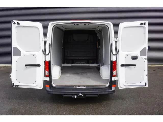 Volkswagen Crafter 35 140pk L3H2/L2H1 Cruise control Airco Trekhaak 3-Zits Laadruimte betimmering Bl...