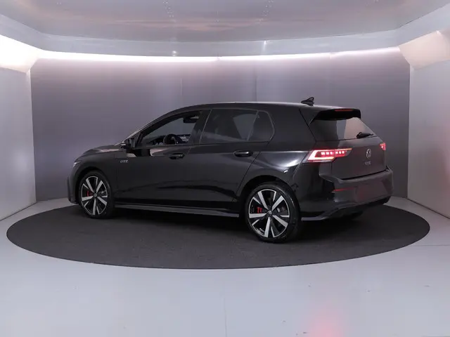 Volkswagen Golf 1.5 eHybrid GTE 272 pk Automaat (DSG) | Sportpakket | Panoramadak | Lederen bekledin...