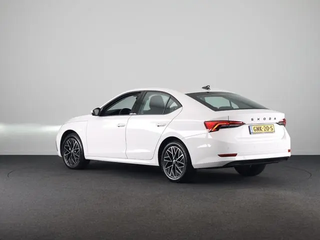 Skoda Octavia Ambition 1.0 e-TSI 110pk DSG-7 | Navigatie | Park Assist | Stoelverwarming | Led verli...