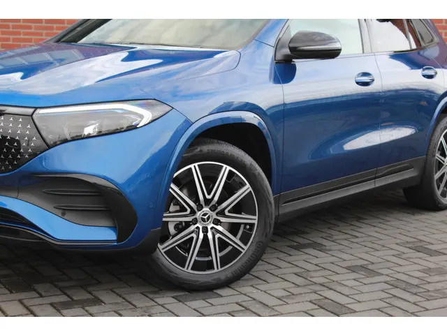 Mercedes-Benz EQA 300 4MATIC AMG Line | Pano | Distronic | Memory |