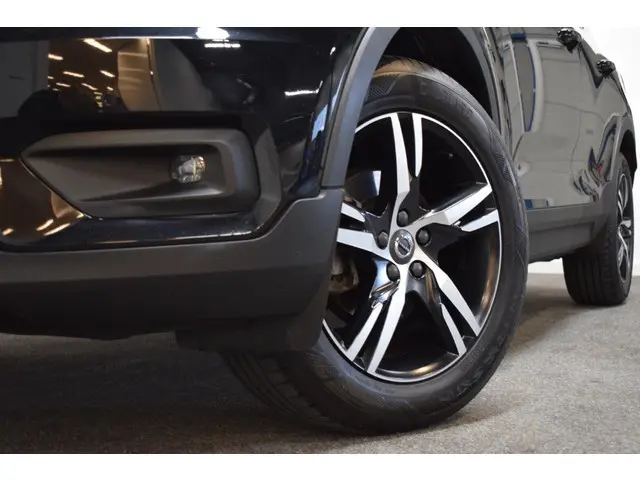 Volvo XC40 T3 163pk AUT8 R-Design/ Trekhaak 1600kg/ Pano dak/ 360 Camera/ Stoel &Stuurver./ Harman K...