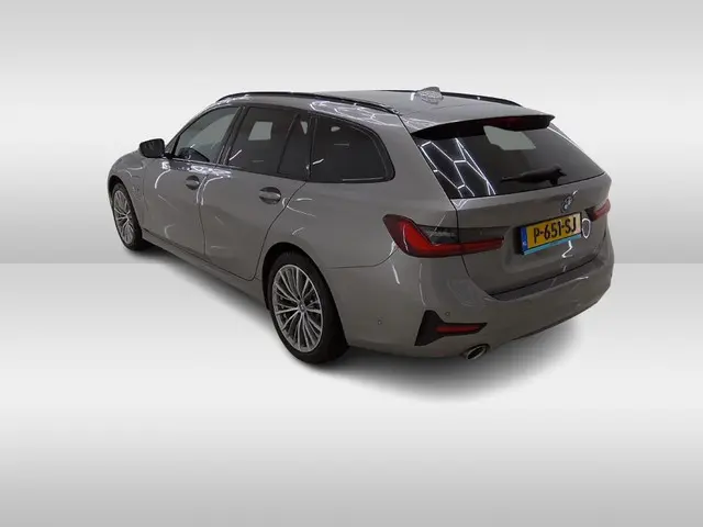 BMW 3-serie Touring 320e xDrive Business Edition Plus 1e-Eig. & Dealer-Onderh. BOVAG-Garantie. NL-Au...