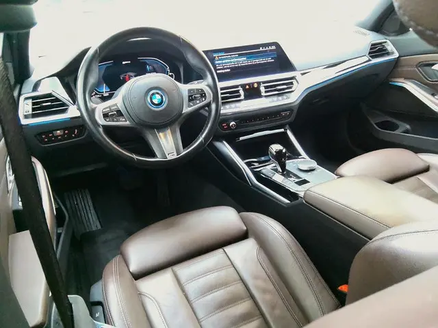 BMW 3-serie Touring 320e xDrive Business Edition Plus 1e-Eig. & Dealer-Onderh. BOVAG-Garantie. NL-Au...