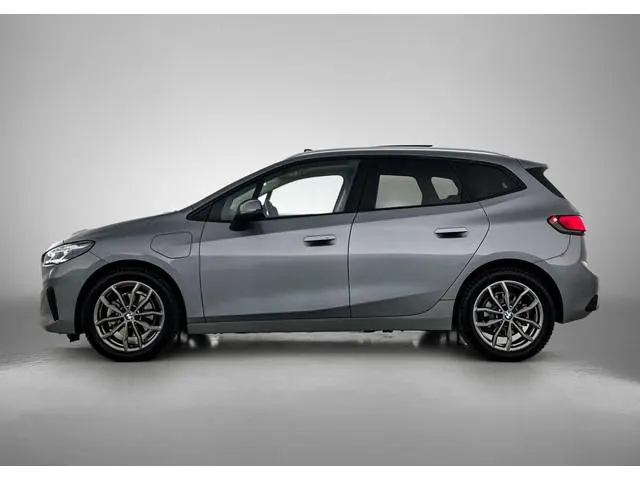 BMW 2-serie Active Tourer Plug-In Hybrid 225e xDrive PANORAMADAK | MEM. STOEL | 360° CAMERA | HEAD-U...