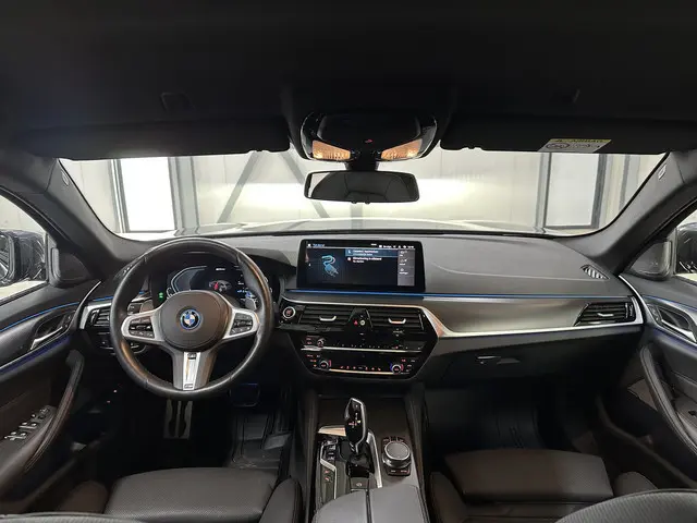 BMW 5 Serie Touring 530e xDrive 292pk M-Sport | Elek. Trekhaak | H&K Sound | ACC | Park-Assist