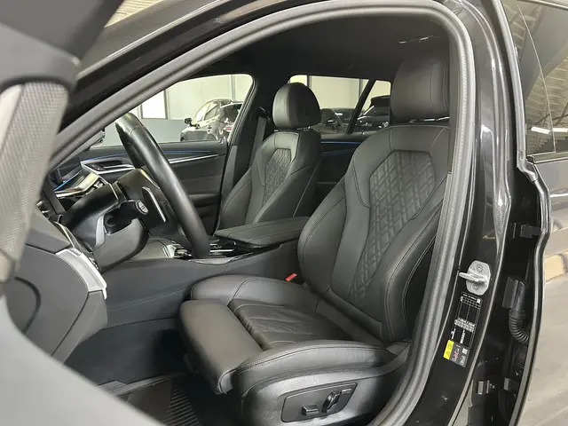 BMW 5 Serie Touring 530e xDrive 292pk M-Sport | Elek. Trekhaak | H&K Sound | ACC | Park-Assist