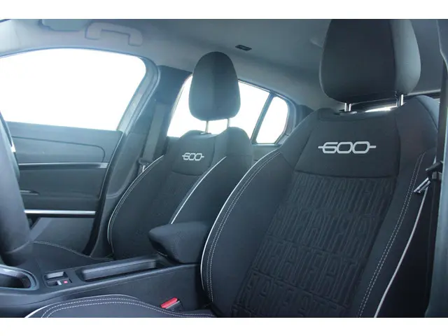 Fiat 600 1.2 Hybrid 110PK AUTOMAAT URBAN | STOEL/VOORRUIT VERWARMING | KEYLESS ENTRY/START | 17" LIC...