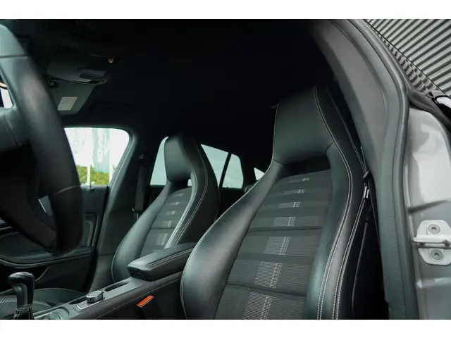 Mercedes-Benz CLA-klasse Shooting Brake 180 Lease Edition / Facelift / Stoelverwarming / Navi