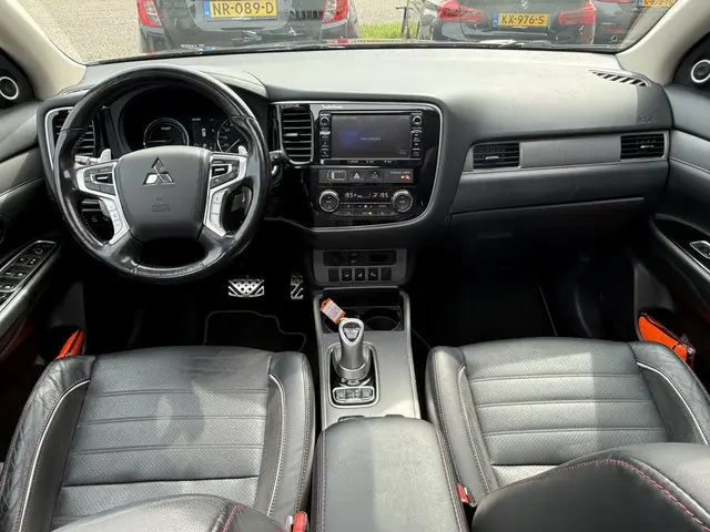 Mitsubishi Outlander 2.0 PHEV S-Edition ✅ Leer ✅ Kanteldak ✅ Camera ✅ Trekhaak ✅