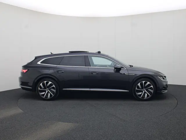 Volkswagen Arteon 1.4TSIeHybrid 160kW/218PK R-Line DSG · Panoramadak · Trekhaak · 360°Camera + Parkeersensoren
