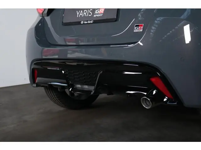 Toyota Yaris 1.5 Hybrid 130 GR Sport, Plus pack, Nieuw en direct leverbaar met €2.000,- Inruilpremie...