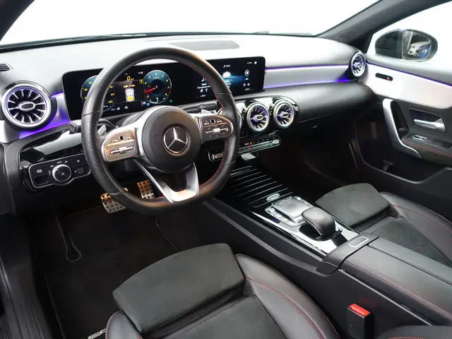 Mercedes-Benz A-klasse 180 AMG Night Edition Aut- Xenon Led, Camera, Stoelverwarming, Sfeerverlichti...