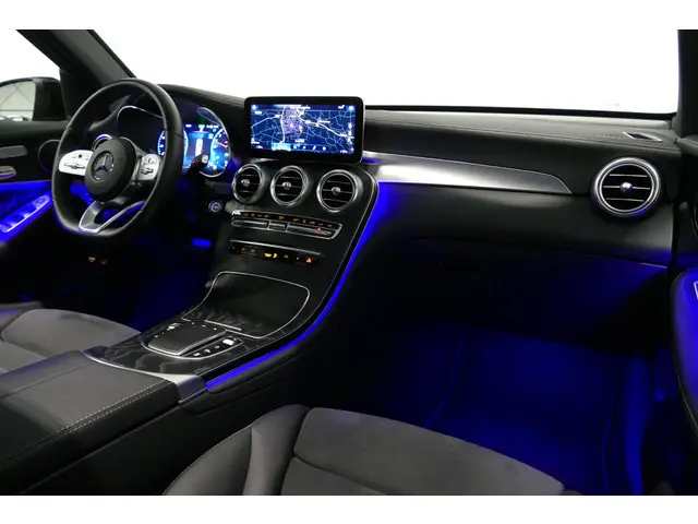 Mercedes-Benz GLC-klasse 300e 4MATIC AMG Line / Panamericana Grille / Panoramadak / Elektr. verstelbare voorstoelen + memory / Apple Carplay - Android Auto / Sfeerverlichting / Rondomzichtcamera / MANUFAKTUR kleur / Elektr. wegklapbare trekhaak / 21'' LMV / Keyless / LED High Performance / Stoelverwarming / Navigatie / Night pakket