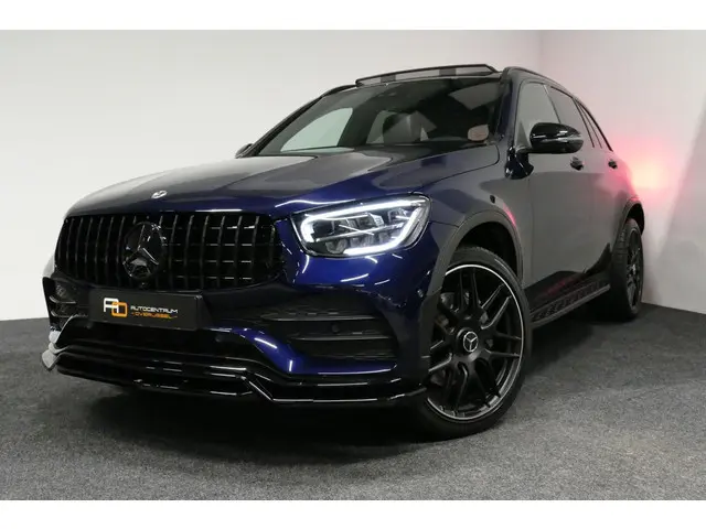 Mercedes-Benz GLC-klasse 300e 4MATIC AMG Line / Panamericana Grille / Panoramadak / Elektr. verstelbare voorstoelen + memory / Apple Carplay - Android Auto / Sfeerverlichting / Rondomzichtcamera / MANUFAKTUR kleur / Elektr. wegklapbare trekhaak / 21'' LMV / Keyless / LED High Performance / Stoelverwarming / Navigatie / Night pakket