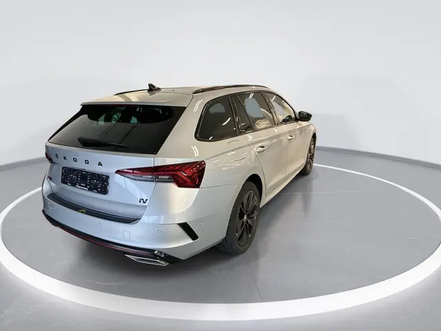 Skoda Octavia Combi 1.4 TSI RS iV PHEV Business · Panoramadak · Camera · Head-Up · Elek.Voorstoelen...