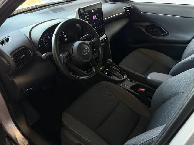 Toyota Yaris Cross 1.5 HYBRID DYNAMIC STOEL/STUUR VERW. 17''LMV KEYLESS CAMERA LED ZWARTE HEMEL ✅ To...