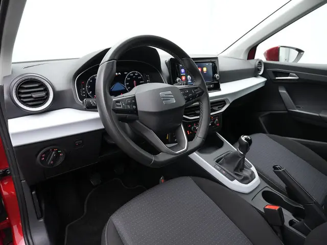 SEAT Arona 1.0 TSI 95 pk Style Business Connect | Trekhaak | Stoelverwarming | Parkeersensoren achte...