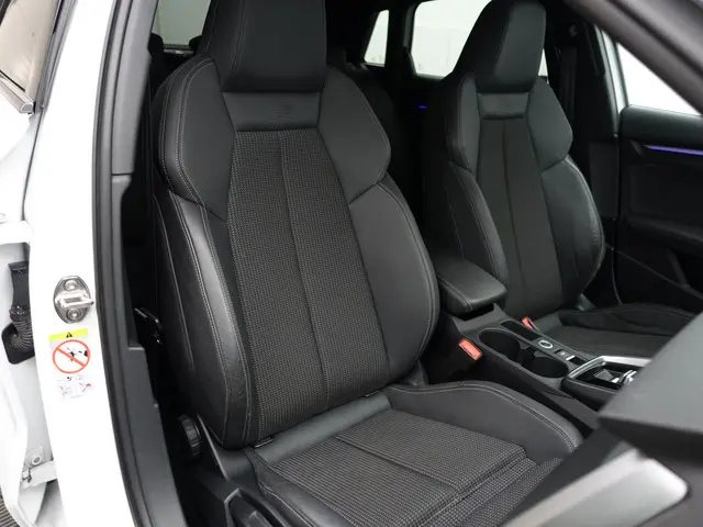 Audi A3 Sportback 45 TFSI e S edition Competition- Xenon Led, Carplay, Android Auto, Sfeerverlichtin...