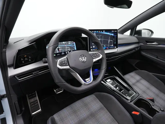 Volkswagen Golf 1.5 eHybrid 272 pk GTE | Panoramadak | Trekhaak | Adaptief onderstel | Head-up displ...