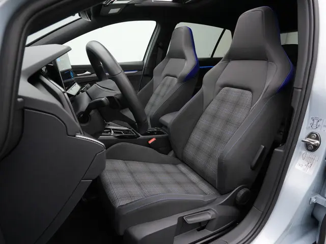 Volkswagen Golf 1.5 eHybrid 272 pk GTE | Panoramadak | Trekhaak | Adaptief onderstel | Head-up displ...