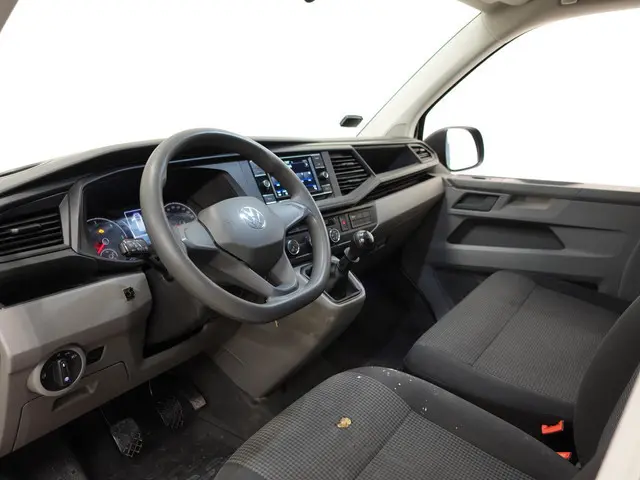 Volkswagen Transporter 110pk L1H1 Airco Cruise control Trekhaak Camera Apple Carplay/Android Auto