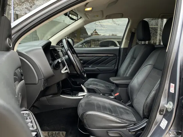 Mitsubishi Outlander 2.0 PHEV Executive Edition | Stoelverwarming | Achteruitrijcamera | Keyless Entry | Navigatie | Cruise Control | DAB-Radio | Trekhaak |
