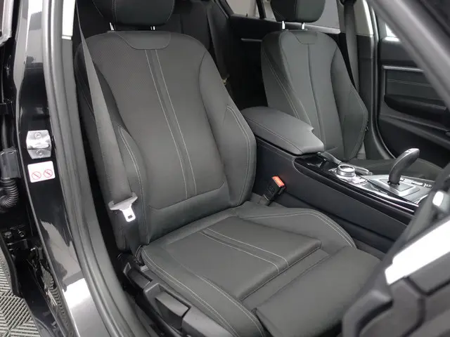 BMW 3-serie 318i High Executive Aut- Xenon Led, Sport Interieur, Standkachel, Sfeerverlichting, Park...