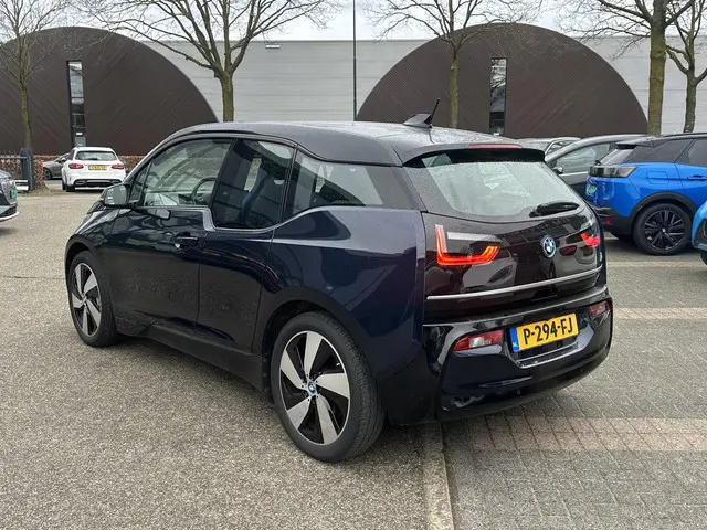 BMW i3 Basis 120Ah 42 kWh VAN € 22.900,- VOOR € 20.440,- UW LENTEVOORDEEL: € 2.460,-! | SOH 100% | 3...