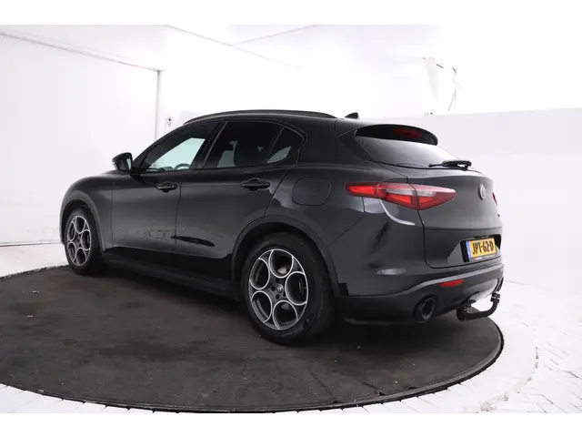 Alfa Romeo Stelvio 2.2d B-Tech Alles zwart, Volledier, Climate, Trkehaak,