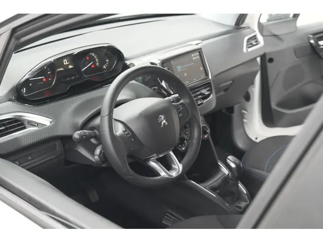 Peugeot 208 PureTech 82 Signature | Parkeersensoren | Apple Carplay | Navigatie