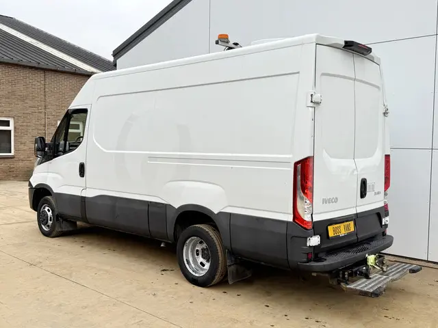 Iveco Daily 35C14 2.3 L2H2 Dubbellucht Camera Cruise Control 3.5t Trekhaak Lucht geveerde stoel