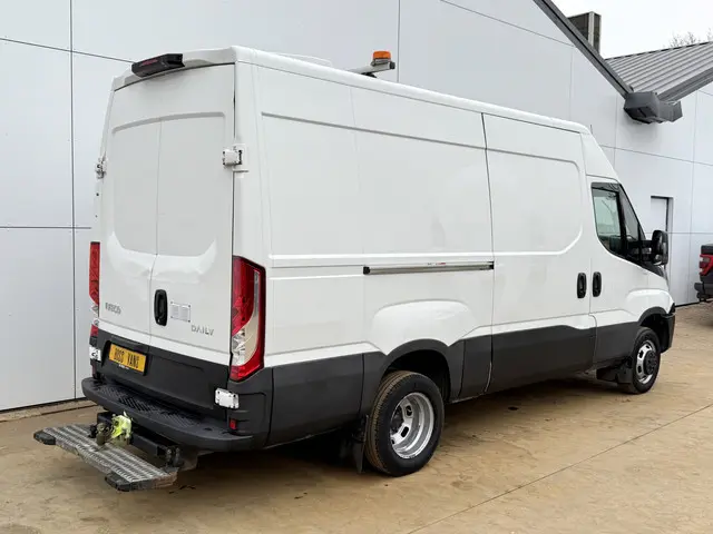 Iveco Daily 35C14 2.3 L2H2 Dubbellucht Camera Cruise Control 3.5t Trekhaak Lucht geveerde stoel