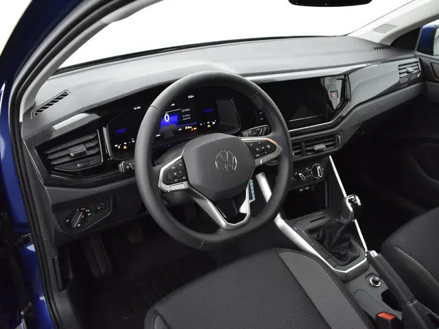 Volkswagen Polo Life Edition 1.0 TSI 95 pk 5 versn. Hand · achteruitrijcamera · regensensor ·