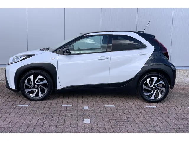 Toyota Aygo X 1.0 VVT-i MT Pulse, Apple carplay, Android auto, Parkeercamera, Snel leverbaar